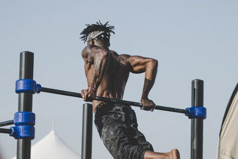 Does working out increase testosterone, man doing pull-ups